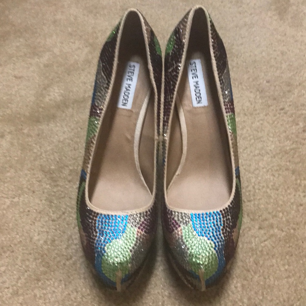 Never worn platform pumps